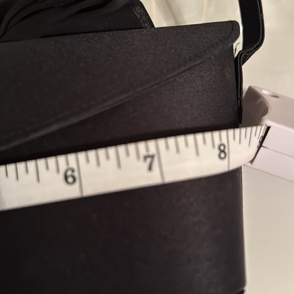 FINAL CHANCE! CLOSET CLOSING! - Picture 8 of 11